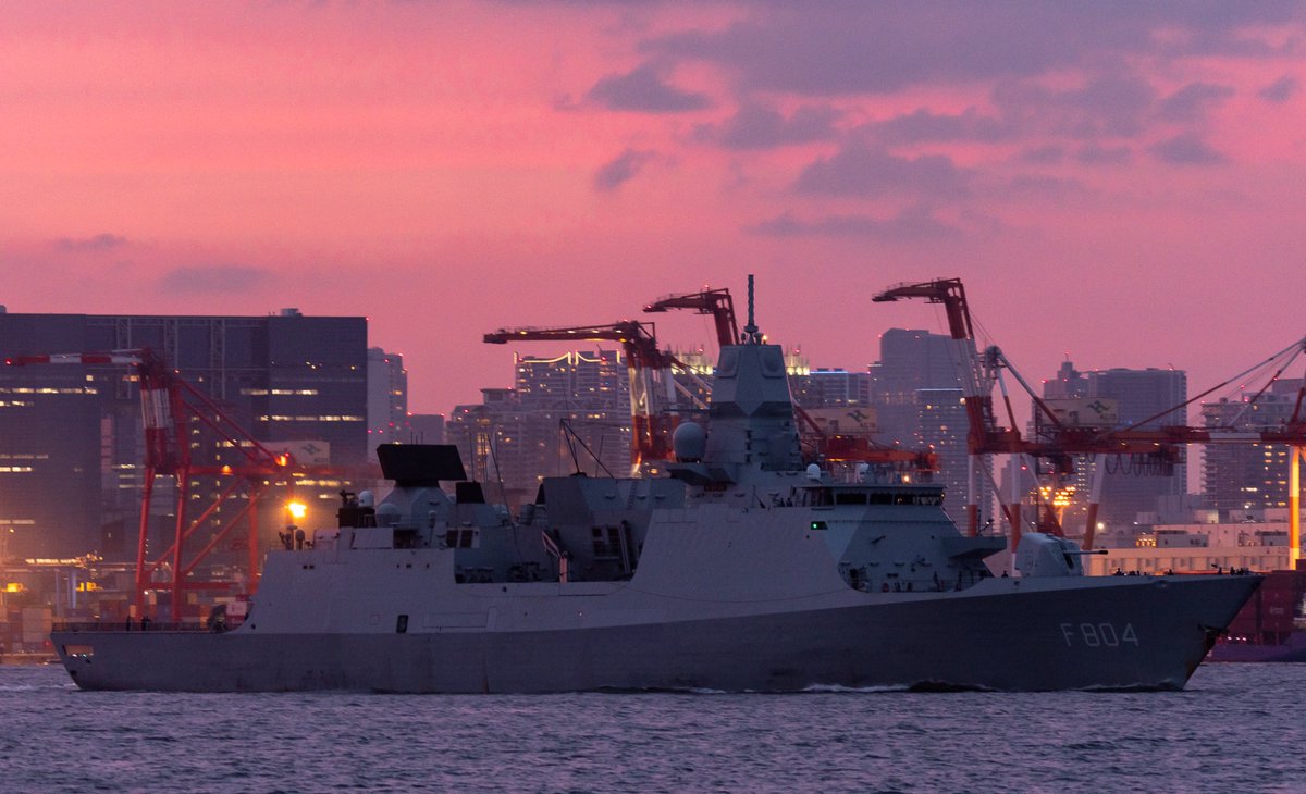 Alsace_class's tweet photo. 夕暮れの東京を出航する🇳🇱オランダ海軍｢デ・ロイテル ( HNLMS De Ruyter )｣ を撮影しました！ https://t.co/VyNXTVP9VM