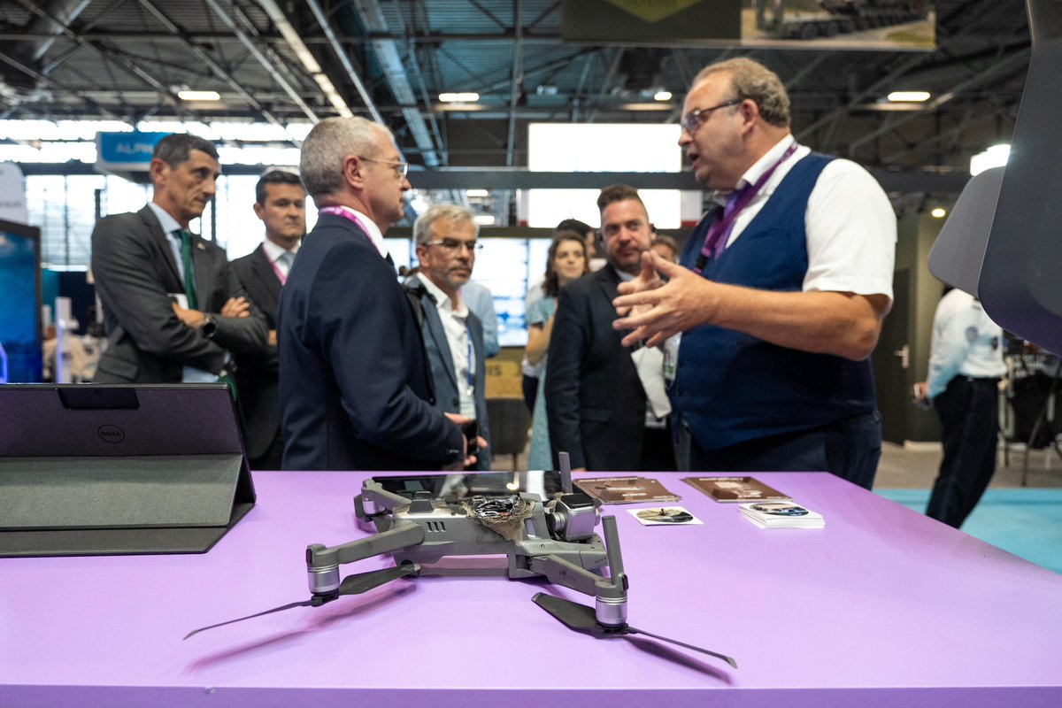 prefetpolice's tweet photo. Présent hier à #Eurosatory, je suis allé à la rencontre des agents de la @prefpolice mobilisés sur le salon.

Les @PompiersParis, la BRI-PP et la DILT présentent au public leurs missions, leurs capacités d’intervention et l’expertise développée au quotidien sur le terrain.

L’occasion aussi de découvrir les dernières technologies créées par des industriels de pointe ; équipements laser pour neutraliser des drones, capteurs intelligents, algorithmes de traitement vidéo en temps réel…

Nous avons plus que jamais besoin de cette agilité.