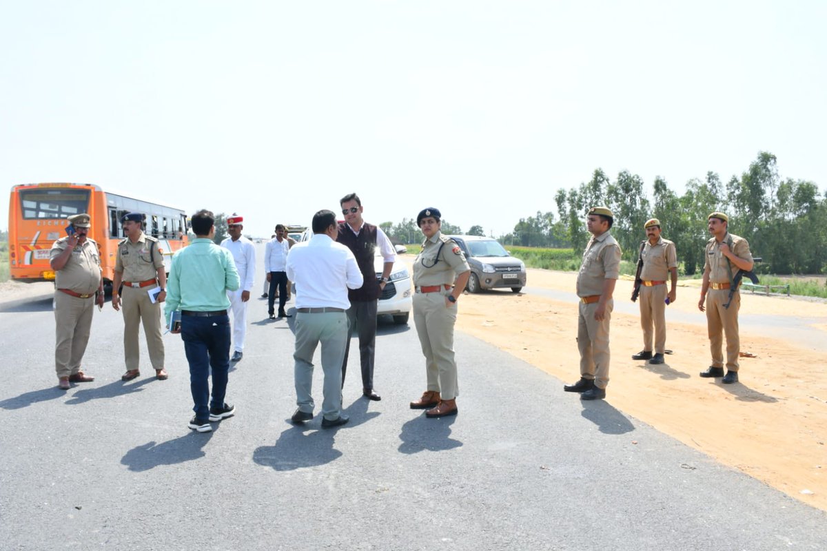 dmbudaun's tweet photo. 17 जून।आज थाना उझानी क्षेत्रान्तर्गत ग्राम बुटला के पास ट्रैक्टर एवं ई-रिक्शा (टिर्री) की हुई सड़क दुर्घटना में घायलों को उपचार हेतु राजकीय मेडिकल कॉलेज,बदायूँ में भर्ती कराया गया, पुलिस द्वारा मृतकों के शवों को पोस्टमार्टम हेतु भेजा गया है।
@commissionerBa1
@CMOfficeUP
@UPGovt https://t.co/AeObEZJOst