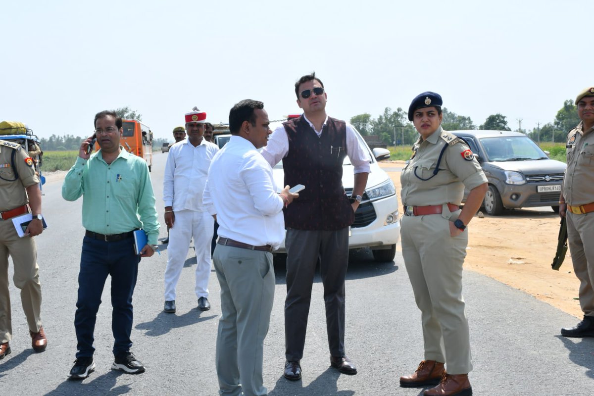 dmbudaun's tweet photo. 17 जून।आज थाना उझानी क्षेत्रान्तर्गत ग्राम बुटला के पास ट्रैक्टर एवं ई-रिक्शा (टिर्री) की हुई सड़क दुर्घटना में घायलों को उपचार हेतु राजकीय मेडिकल कॉलेज,बदायूँ में भर्ती कराया गया, पुलिस द्वारा मृतकों के शवों को पोस्टमार्टम हेतु भेजा गया है।
@commissionerBa1
@CMOfficeUP
@UPGovt https://t.co/AeObEZJOst