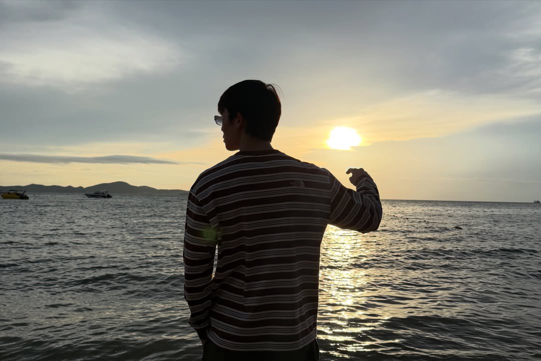 JimmyyjpHome's tweet photo. 🤘🏻🤘🏻🤘🏻

IG : jimmyyjp update ✨

JIMMYSEA GIVE ME MOMENTS
 
#GMMTVOuting2026
#jimmyyjp #Tiny https://t.co/fnAuLUCMFX