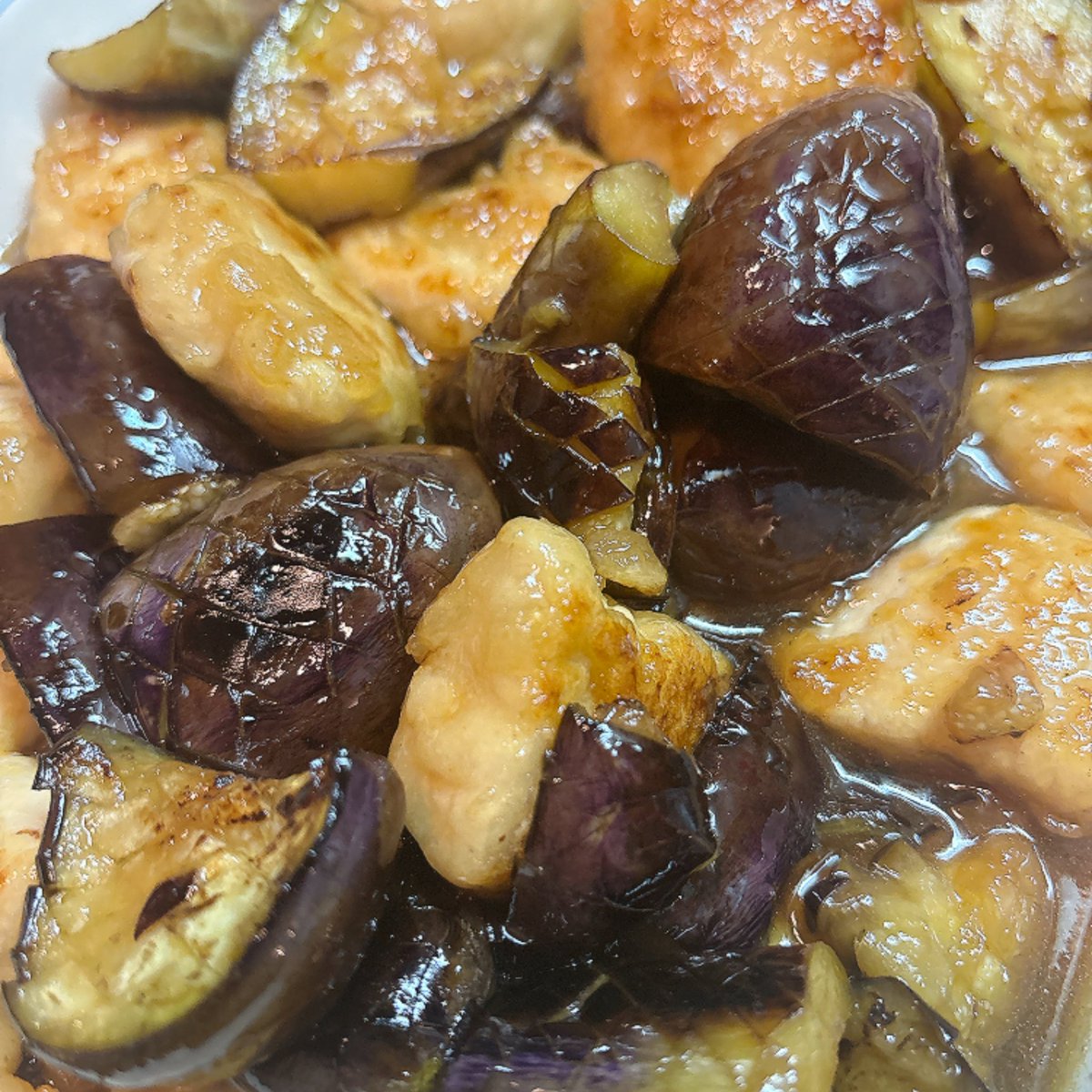Hal_sp_'s tweet photo. 家に茄子とささみしか無かったので、なるべくおかず感ある物を🍆

甘酢炒めみたいな？南蛮漬けみたいな？
大量に作ったので冷めてもいいようあんかけにするのはやめました🐓

蕎麦にのせるか、そのままあてで終わりにするか迷いどころ🤔 https://t.co/VrKQ9liWzz