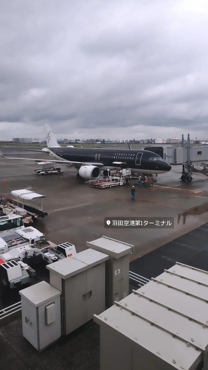 winlostsakit's tweet photo. 今日は福岡から羽田まで一時帰国✈️
長男に会いに東京来たど～っ😭✨

まずは腹ごしらえや‼️🍜
八王子ラーメン「麺や石川」やで💪
醤油ベースのタレに油が表面覆っとるんが特徴らしいわ🤔

チャーシューでかすぎてビビった😂🍖
#八王子ラーメン #麺や石川

その後レンタカー🚗借りてドライブや～っ😎
ダイハツの軽、品川ナンバーやで🚙
おじさんになると軽でも全然満足できるんよな～ｗｗｗ

そんで来たんが「大岳鍾乳洞」🦇
東京都の天然記念物指定らしいで‼️📍

天井110cmしかないとこあるって書いてあって、ヘルメット🪖被って入ったわ😂😂

長男と一緒にヘルメット姿で写真撮ったった📸

親子で洞窟探検なんて何年ぶりやろ…😭
こういう時間がやっぱり一番や‼️ ❤️

#東京 #長男に会いに #大岳鍾乳洞 #ヘルメット親子 #一時帰国 #おじさんドライブ