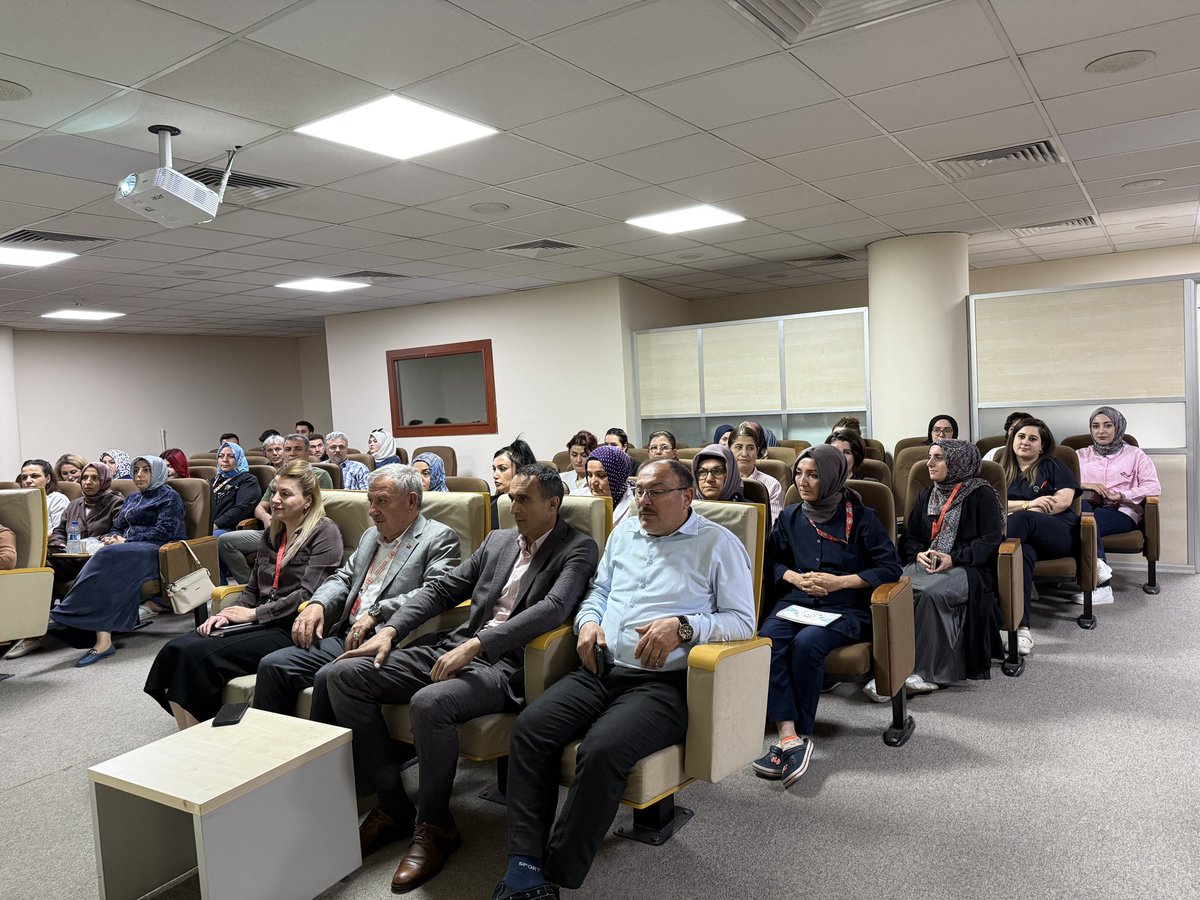 dhsivas's tweet photo. Başhekimimiz Uzm. Dr. Hüseyin Gökgöz tarafından hastanemiz konferans salonunda fatura kayıp ve kaçaklarının önlenmesine yönelik bilgilendirme eğitimi verildi. Eğitimde, fatura süreçleri, gelir kayıplarının önlenmesi ve doğru kayıt tutulmasının önemi ele alındı. https://t.co/q31zb8g1pV