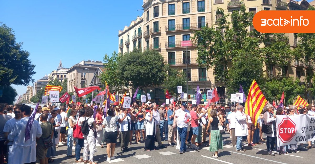 3CatInfo's tweet photo. Vaga de metges: centenars de manifestants protesten des del carrer Aragó de Barcelona fins a la seu de l'Agència de Salut Pública https://t.co/lvoILW8qOg https://t.co/gw20bDi9HL