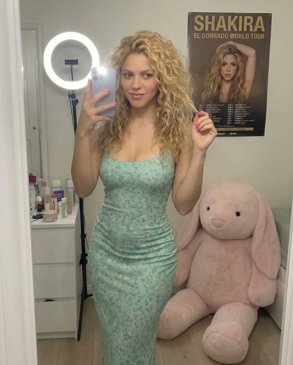 honeybeefak's tweet photo. At 49 SHAKIRA  serving casual vibe in this floral dress🏝️ https://t.co/IaXB6h3r7T