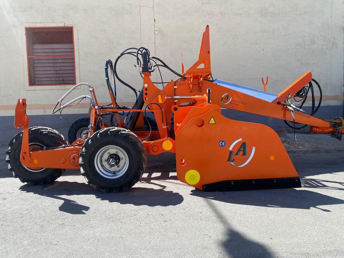 losantonios's tweet photo. Menos pasadas. Más precisión. Más productividad. 📷📷
La refinadora 6000CC de AGROTÉCNICA LOS ANTONIOS convierte cada trabajo en una demostración de eficiencia, logrando superficies uniformes y acabados de máxima calidad.
Preparada para los profesionales que no dejan nada al azar https://t.co/orspwOvFwt