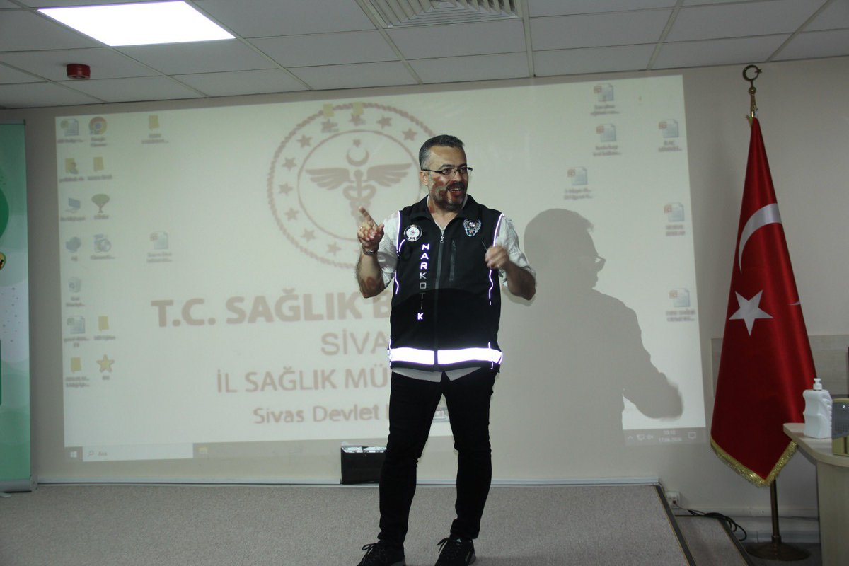 dhsivas's tweet photo. Hastanemiz konferans salonunda, “En İyi Narkotik Polisi: Anne” konulu eğitim programı gerçekleştirildi. Narkotik Polisi tarafından verilen eğitime hastane personelimiz yoğun ilgi gösterdi. https://t.co/voyi6kpOzd