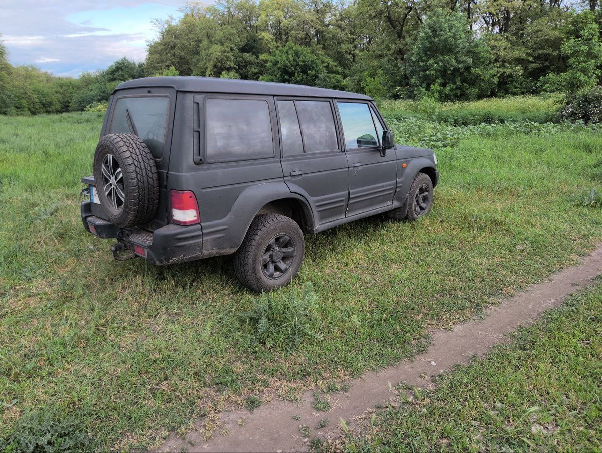 lenakshishtan's tweet photo. Від мого чулувіка:
«Бажаю Міцного!
Продаю всюдихід, бо по службовим обов'язкам треба мінібус.
Це Hyundai Galloper II покоління 1999 року виробництва. Пробіг 250 000. 
Нерозмитнений, записаний Актом ПП на мене (можливе переоформлення на ваш військовий квиток)» 
4000$ https://t.co/7TUMIr7S9M