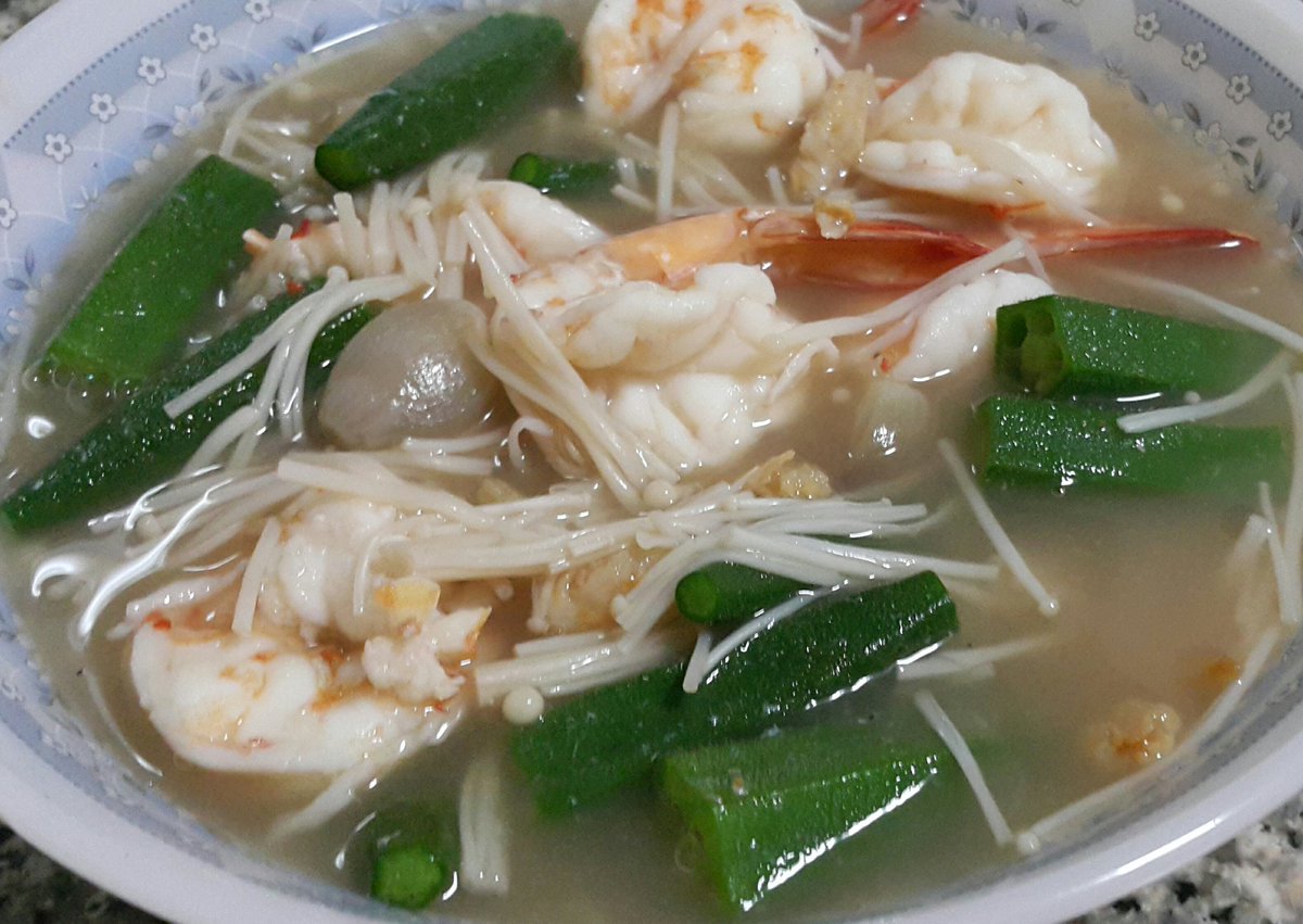 Fsriaroon's tweet photo. มื้อเย็นต้มกระเจี๊ยบเห็ดเข็มทองกุ้งสดค่ะ ทำตามสูตรใน ตต.ต้นฉบับไม่ใส่กุ้งสดแต่เราอยากเพิ่มโปรตีน เมนูนี้ส่วนผสมน้อยทำง่ายและอร่อยมาก ถูกใจสายกระเจี๊ยบเขียว😊
ส่วนผสม
กระเจี๊ยบ เห็ดเข็มทอง กุ้งสด กุ้งแห้งหอมแดงบุบ กะปิ
วิธีทำ นำหอมแดง กะปิ กุ้งแห้ง ไปผัดกับน้ำมันให้หอม ใส่น้ำเปล่าลงไปพอเดือดใส่กุ้งสด พอกุ้งสุก ใส่กระเจี๊ยบและเห็ดเข็มทอง ชิมรสปรุงด้วยซีอิ้วขาว เสร็จ ทานตอนร้อนๆอร่อยมาก😍🍀