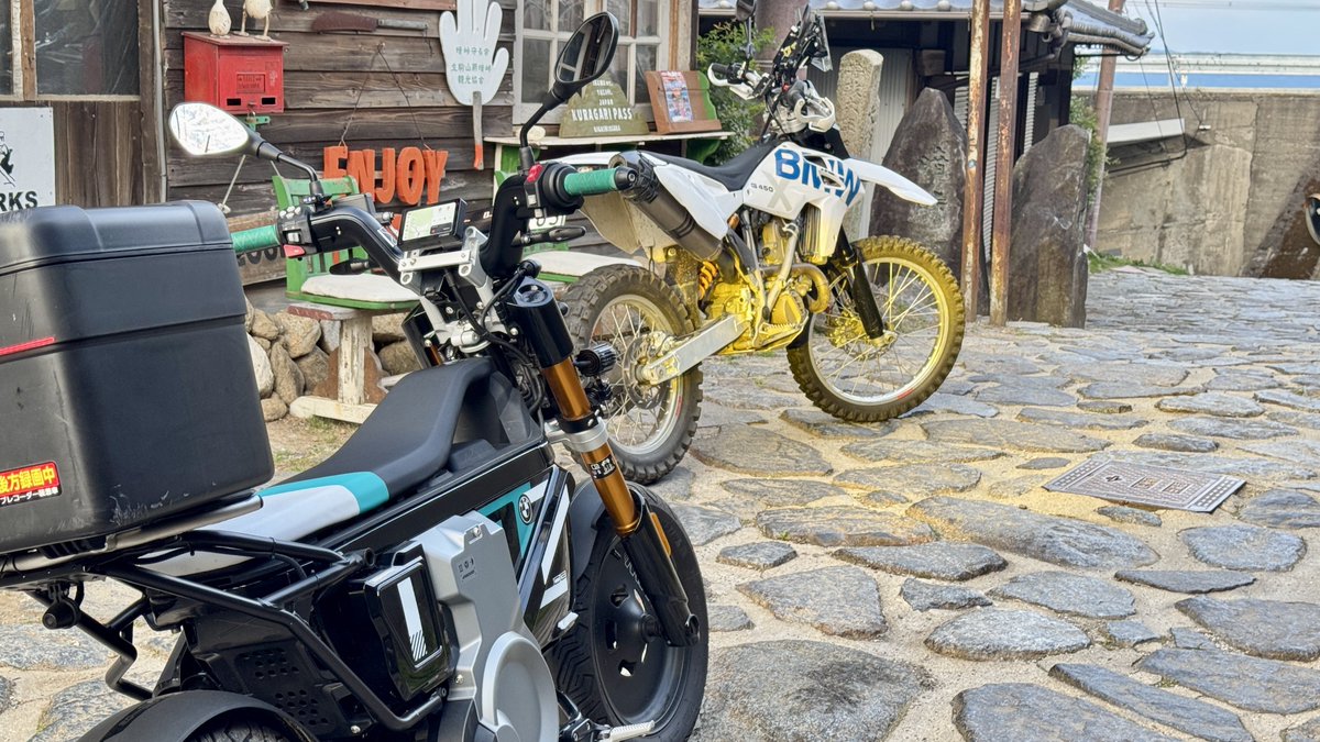 zeCrlRTIv3CM5Cd's tweet photo. #ドイツ回帰🇩🇪
チャイ🇨🇳のスクーターとか
インド🇮🇳のエレクトリックバイクとか
乗ったけどそろそろ入れ替えかな。
ドイツ回帰しなあかん⁉️
関西の某ディーラーへ
見積もり依頼。
顔割れてたらどうしよ。
#BMWモトラッド
#CE04 https://t.co/ioKZj7j8hL