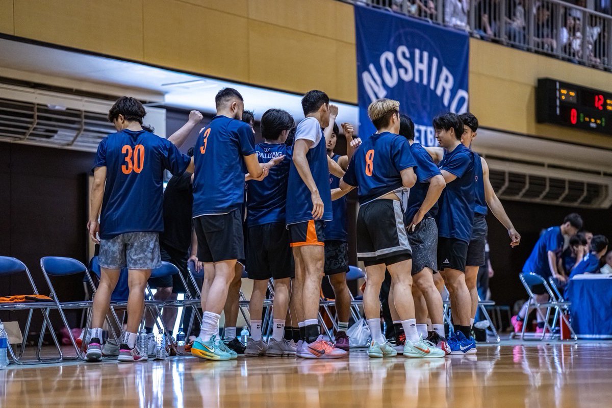 hasetomo723's tweet photo. 夢がまた一つ叶った日

母校で開催されたイベント"POWER OF NOSHIRO"でアーティストになって初めて帰ってきて自分の楽曲を歌わせていただきました!!!

人生最高の青春とも言える高校3年間、全国優勝58回を誇るこの能代工業（現:能代科学技術高校）で歌えるそしてまたプレーする機会があるなんて、こんな幸せなことはなくてより一層胸がアツくなりました。

誘ってくださった一つ上の先輩の長谷川暢さん（茨城ロボッツ所属）を始め、暖かく受け入れてくれた先輩、同期、後輩には感謝しきれません！

そして何より会場へ足を運んでくださったファンの皆さんにも感謝の気持ちでいっぱいです！！
改めておめでとうございました！！

またさらに大きくなって母校に能代へ帰ってきます!!!

後輩のみんなもインターハイ頑張ってください🔥

へばな👋

#能代工業 #能代科学技術高校 #basketball #Bリーグ