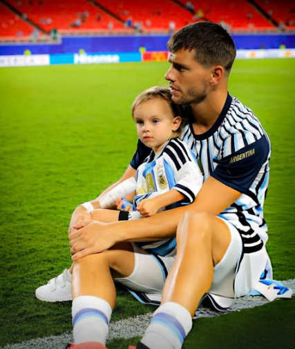 BilskyVictor's tweet photo. La familia, siempre presente
Gio y su hija tras el encuentro ante Argelia https://t.co/VUnZvUNivm