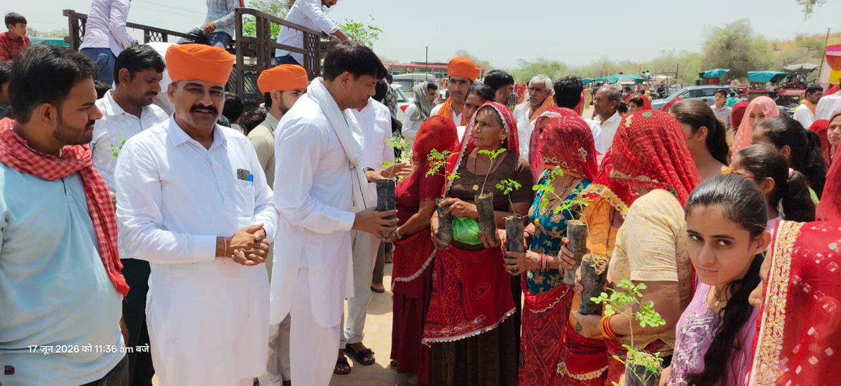 HabitatHealer's tweet photo. To combat desertification, we must first cultivate a culture of stewardship.

Today, on World Day to Combat Desertification and Drought, we planted and distributed native saplings in the Thar Desert under our #FamilialForestry initiative.

Every native sapling is more than a tree—it is future shade, habitat, resilience, and hope.

#WorldDesertificationDay #RestoreLand #HolisticHabitatHealing #TharDesert