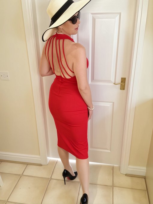 Sharon Janney - 1 pic. Rate my Ascot look 1-10...? https://t.co/3cgjGA0MN9
