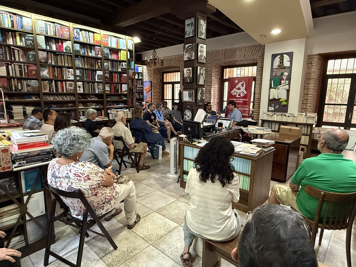pcevalladolid's tweet photo. 👏 Gracias a todas las personas que os acercasteis ayer a la presentación del libro “Un poeta en la historia. Vida de Miguel Hernández”, la biografía más rigurosa y actualizada sobre una de las figuras más imprescindibles de la literatura y la lucha por la libertad en España. 

Mil gracias a su autor, @MarioAmoros1973, reconocido historiador, periodista y militante del PCE, por ofrecernos esta ventana a la vida de Miguel Hernández, y a la librería Sandoval por acoger el acto. 

#pce #miguelhernandez #poeta #biografia #memoria