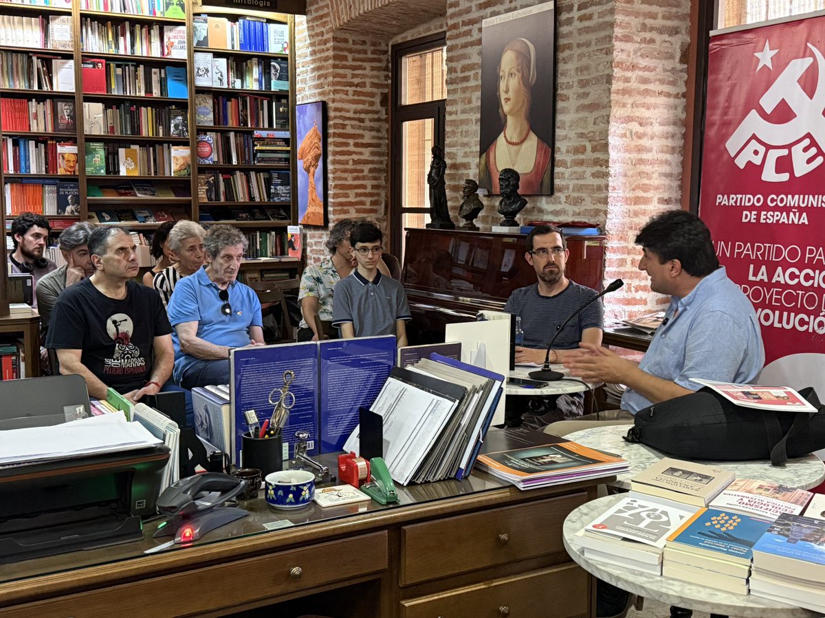 pcevalladolid's tweet photo. 👏 Gracias a todas las personas que os acercasteis ayer a la presentación del libro “Un poeta en la historia. Vida de Miguel Hernández”, la biografía más rigurosa y actualizada sobre una de las figuras más imprescindibles de la literatura y la lucha por la libertad en España. 

Mil gracias a su autor, @MarioAmoros1973, reconocido historiador, periodista y militante del PCE, por ofrecernos esta ventana a la vida de Miguel Hernández, y a la librería Sandoval por acoger el acto. 

#pce #miguelhernandez #poeta #biografia #memoria