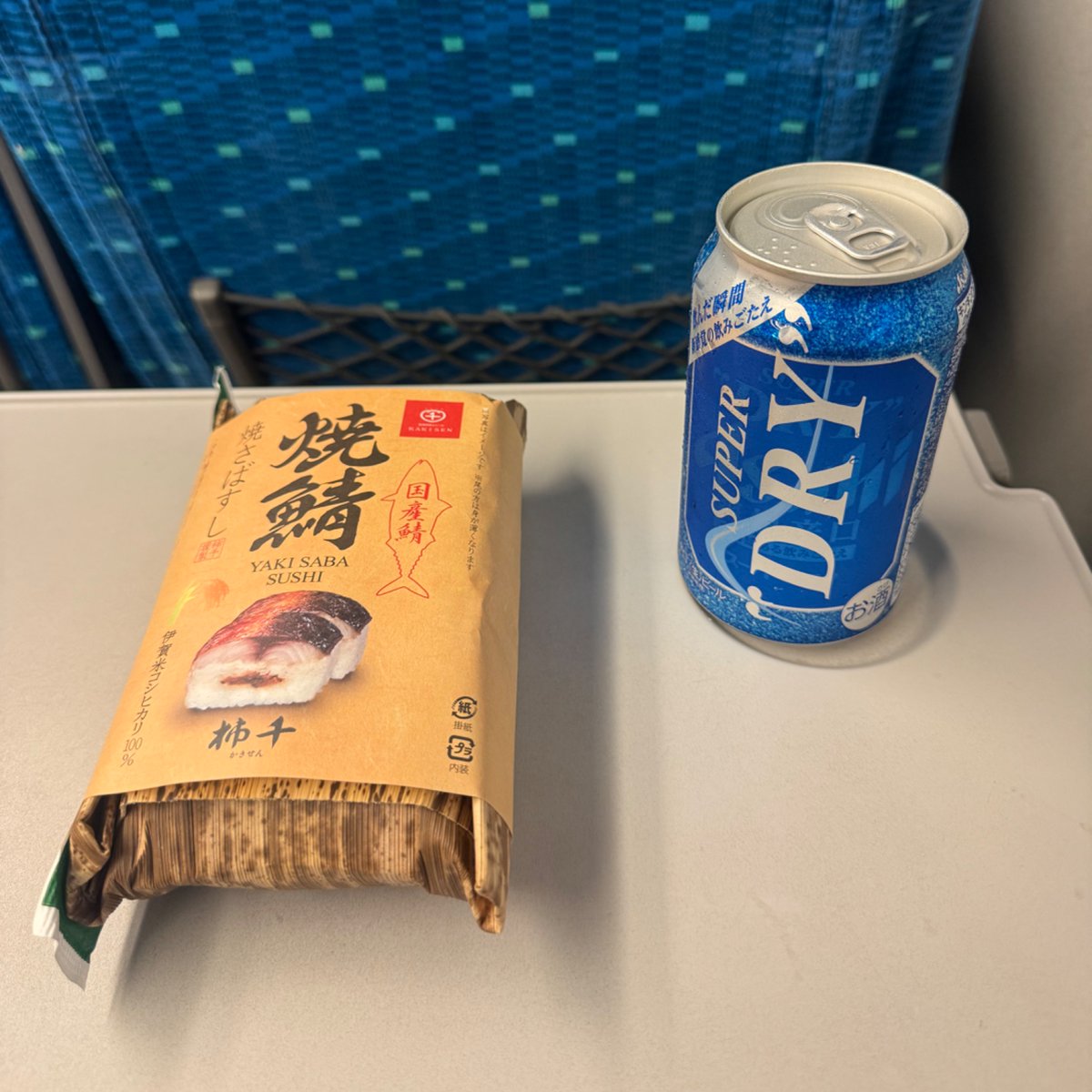 ringosensei12's tweet photo. はぁ、いつまでたっても新幹線初心者😹
新幹線乗る前はとりあえずビール買って、皆さんがアップしてるような気が利いたものは全然出会わず。弁当も高くて皆同じものに見えてしまうし。結局鯖寿司か柿の葉寿司ばかり。個人的に大好きなんですけどね❤️
皆さんは新幹線の食事リサーチどうやってるんですか？

#とりあえずビール #いつも鯖寿司 #新幹線メシ