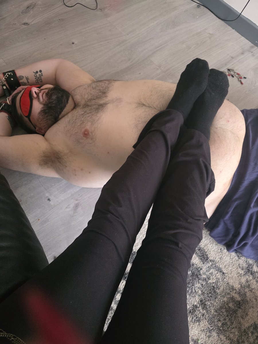 ServeObdience's tweet photo. Here with my little bitch using him as a footrest.. love teasing &amp; edging him.. it makes me happy #femdom #worshipmistress @RTDoms @rtfemdom1 @Femdom @RT4FD @xxlpromo_ @RTSubFindom @FindomPromos_ @RtSlaveForDomme @RTFemdomDaily https://t.co/z0V2cm04MV