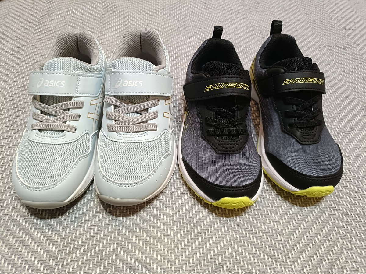 yomoyomo511's tweet photo. 姉はアシックスのレーザービーム。弟は瞬足。どちらも2E。デザインは子供も気に入ってる https://t.co/pvgi7nT8Zr