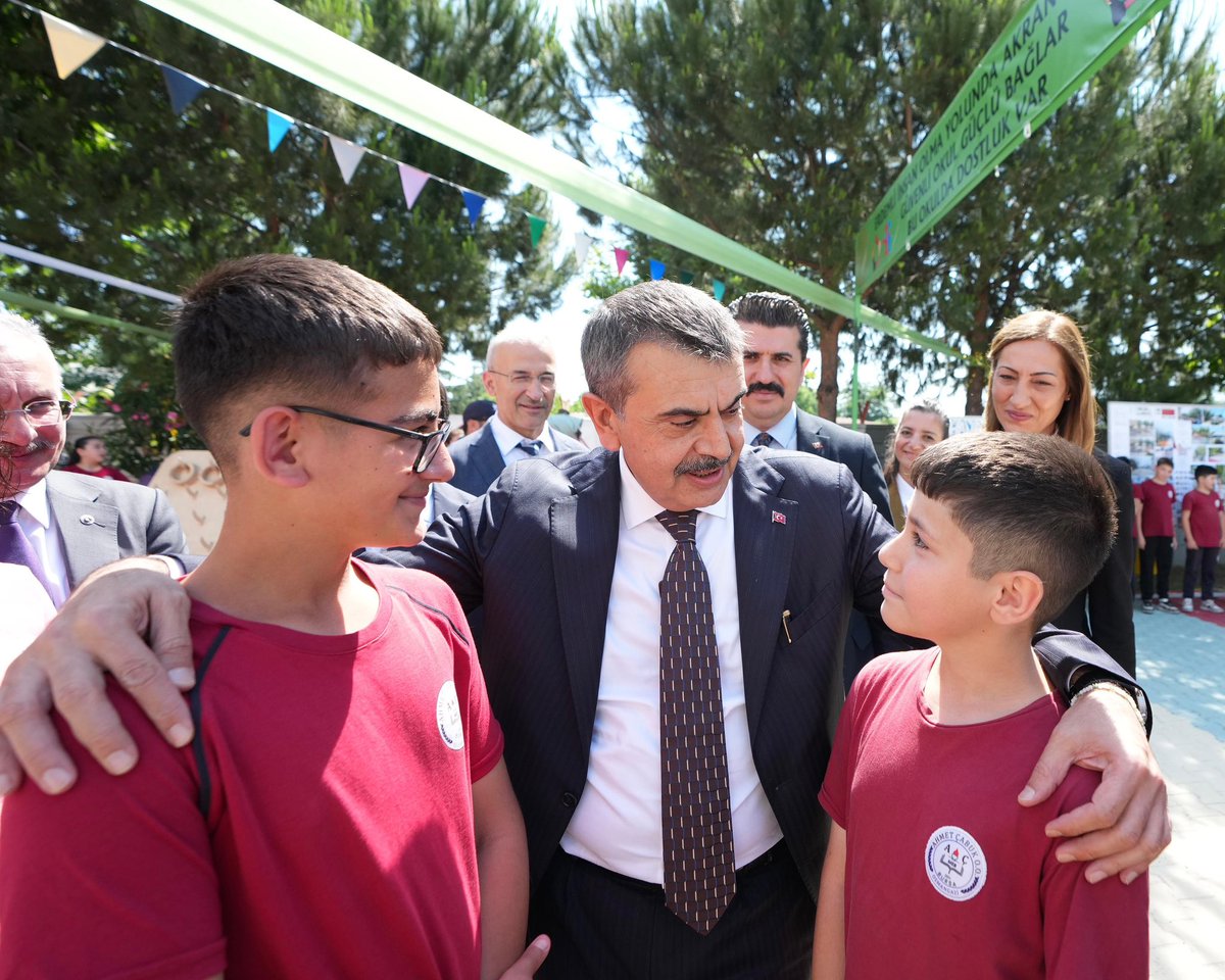 Yusuf__Tekin's tweet photo. 📍 Bursa

Ahmet Çabuk Ortaokulumuzda evlatlarımızın heyecanına ve mutluluğuna ortak olduk.

Öğrencilerimizle sohbet ettik, çalışmalarını dinledik; kıymetli öğretmenlerimizle eğitime dair fikir alışverişinde bulunduk.

Fikirleriyle yolumuzu aydınlatan öğretmenlerimize teşekkür ediyor, evlatlarımıza başarılar diliyorum.