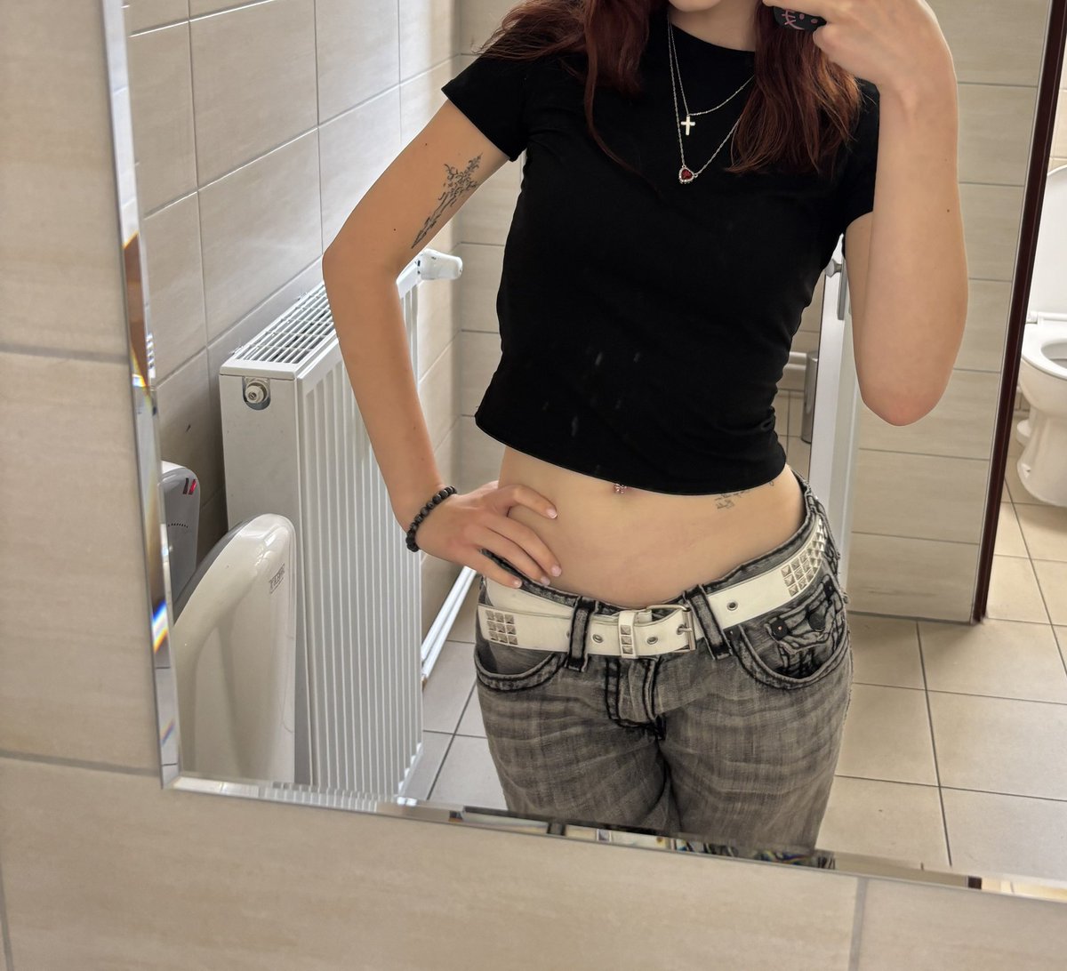 obesebitc's tweet photo. i feel like my arms got fat after 2,5 weeks of not counting cals (my weight stayed the same mby just few grams up) https://t.co/guhNBjInrA