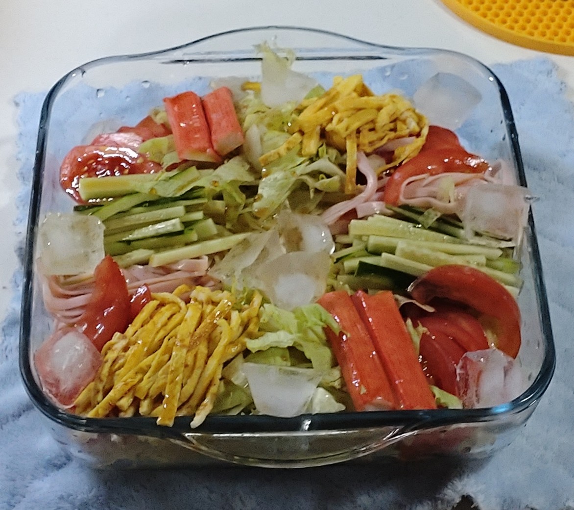 ko7ToFuoo1's tweet photo. 大皿でドーン🧊冷やし中華🍜 https://t.co/4DIdwIrV24