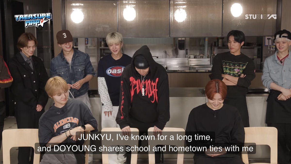 junkyufiedx's tweet photo. Hyunsuk’s biggest crisis: having to pick between two of his favorite kids Doyoung and Junkyu 😭 https://t.co/KNwRi9orXe