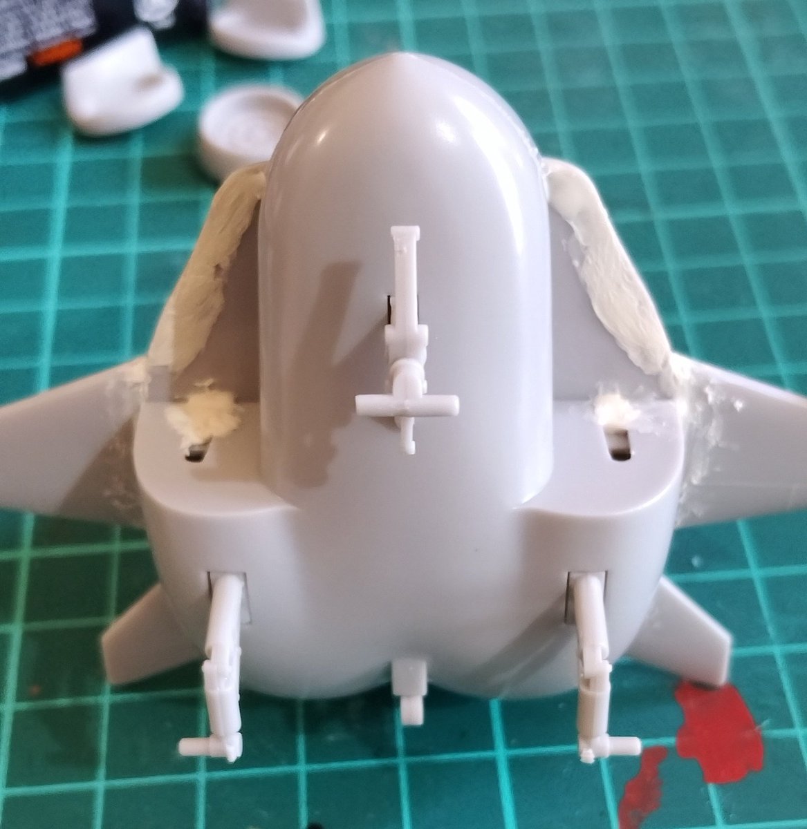 spookyst1n's tweet photo. たまごひこーきF/A-18Hornet制作中
デフォルメされているとは言え戦闘機キット…細かい処理が意外と大変だ… https://t.co/KffR6KFkCK