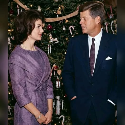 KateriSeraphina's tweet photo. En décembre 1963, après l'assassinat du président John F. Kennedy à Dallas, Jacqueline Kennedy quitta la Maison-Blanche convaincue qu'elle n'y remettrait jamais les pieds. Âgée de seulement 34 ans, elle devait désormais élever seule ses deux jeunes enfants, Caroline et John Jr., tout en portant le poids d'un drame qui avait bouleversé le monde entier.
Installée à New York, puis remariée quelques années plus tard, Jackie évita soigneusement Washington. Chaque pièce de la Maison-Blanche lui rappelait des souvenirs trop douloureux.
Pourtant, en 1971, une occasion particulière se présenta : l'inauguration des portraits officiels de John F. Kennedy et du sien, commandés par la White House Historical Association qu'elle avait elle-même fondée. Incapable d'affronter une cérémonie publique, Jackie écrivit une lettre personnelle à la Première dame Pat Nixon. Elle lui demanda si elle pouvait revenir discrètement à la Maison-Blanche avec ses enfants, sans journalistes ni protocole.
Malgré la rivalité historique entre John Kennedy et Richard Nixon, Pat Nixon accepta immédiatement et prit toutes les dispositions nécessaires pour préserver leur intimité.
Le 3 février 1971, Caroline et John Jr., alors âgés de 13 et 10 ans, furent transportés secrètement depuis New York à bord d'un avion militaire. À leur arrivée, Richard et Pat Nixon les accueillirent personnellement et leur firent visiter la Maison-Blanche.
Jackie put enfin se recueillir devant le portrait de son mari. Elle découvrit également le jardin portant son nom, visita les salons d'État et retrouva les appartements où ses enfants avaient vécu lorsqu'ils étaient tout petits. Les Nixon leur offrirent ensuite un dîner privé, avant que le président Nixon ne conduise lui-même Caroline et John Jr. dans le Bureau ovale où leur père avait travaillé.
Quelques heures plus tard, la famille Kennedy repartit discrètement pour New York. Aucun journaliste n'était présent. Aucune photographie ne fut prise. Personne ne sut que cette rencontre avait eu lieu avant de nombreuses années.
Le lendemain, Jackie écrivit une lettre émouvante à Pat Nixon pour la remercier. Elle confia qu'une journée qu'elle redoutait depuis des années était devenue l'un des souvenirs les plus précieux qu'elle partageait avec ses enfants. John Jr. envoya lui aussi un mot de remerciement, exprimant simplement combien il avait aimé cette visite.
Jacqueline Kennedy ne retourna jamais à la Maison-Blanche après ce soir-là. Ce geste n'apporta aucun bénéfice politique à Richard et Pat Nixon. Ils agirent simplement par humanité, offrant de la compassion là où beaucoup auraient attendu de la rancœur.
Cette histoire rappelle qu'au-delà des divisions politiques, la bienveillance et la grâce peuvent parfois créer les moments les plus marquants et les plus profondément humains.
-L'atelier des histoires