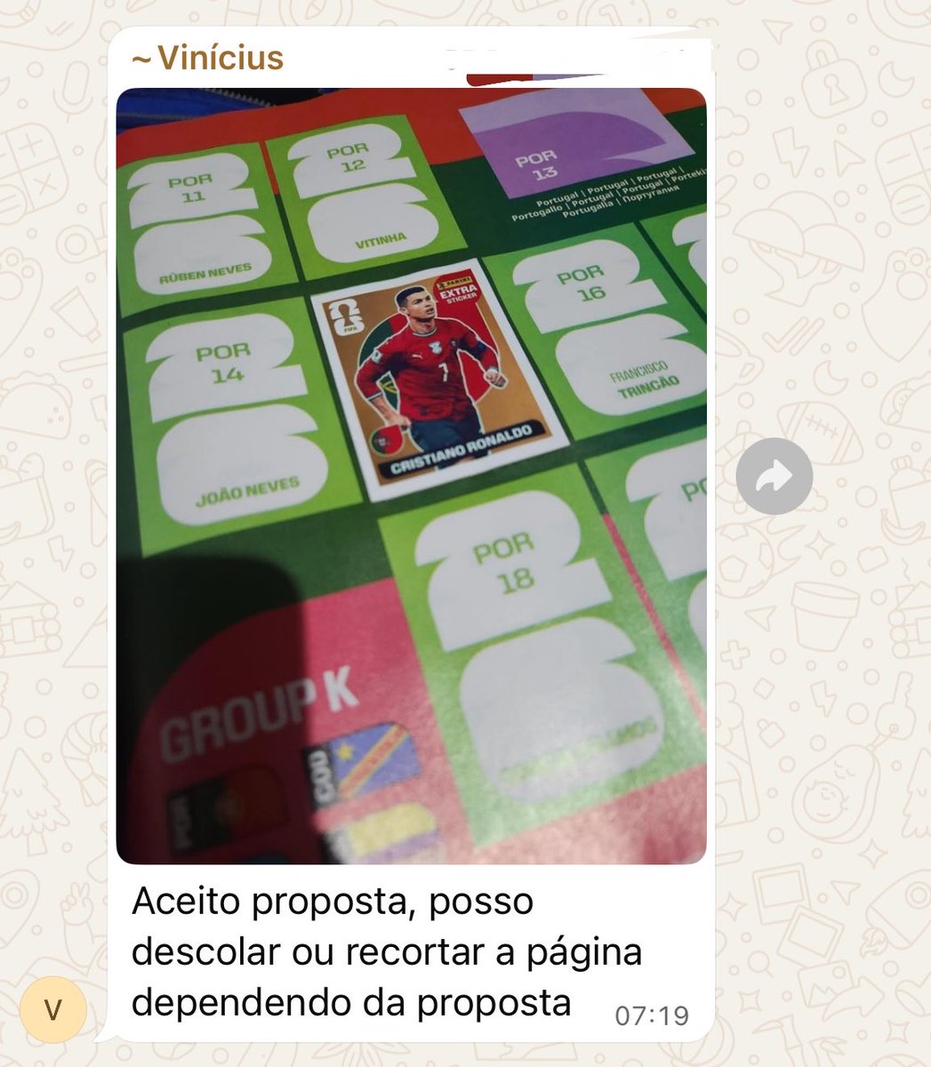 devjuninho's tweet photo. o cara acabou de ganhar R$700 reais pq ele tem um álbum com a figurinha do CR7 Dourada colada e vendeu 

ele tá certo

Errado sou eu q levanto cedo pra trabalhar https://t.co/4JjnWCM6aB