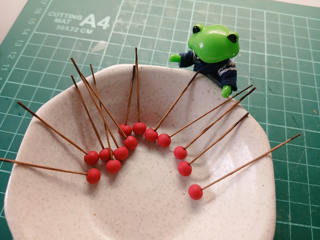 m_neko625's tweet photo. 今日の作業
甚平さんに合う小物作っていきます
甚平さんといえばお祭りのイメージなのでりんご飴とわたがし作っていきます✨
樹脂粘土でりんごを娘に作ってもらい、樹脂粘土がしっかり乾くのに時間が掛かるので、その間にわたがし作ってます
わたがしは白色とピンク色にしました✨ https://t.co/sPxHkkcAtk