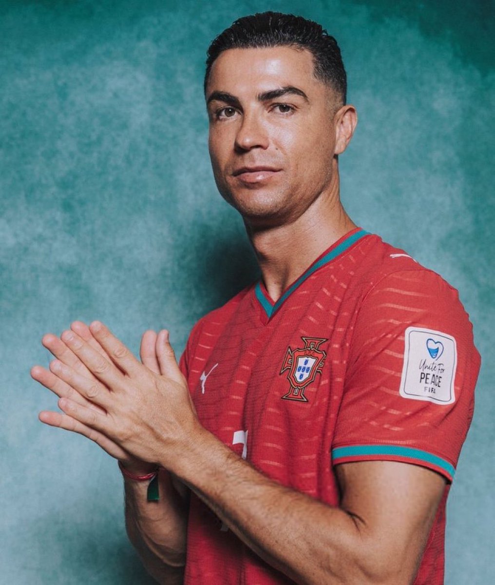 ebekusoro's tweet photo. Ronaldo        Or            Messi https://t.co/94GG2rBW4l