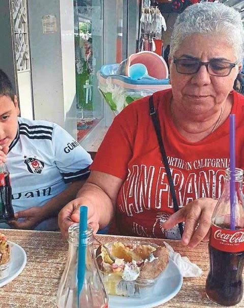 izmirgibiyiz's tweet photo. İzmir’in Buca ilçesinde kumpir yedikten sonra zehirlenme sonucu yaşamını yitiren Servet Polat’ın çocukları, mahkemenin verdiği 50’şer bin liralık manevi tazminat kararını istinafa taşıyacak. https://t.co/U4AgbiHlxY