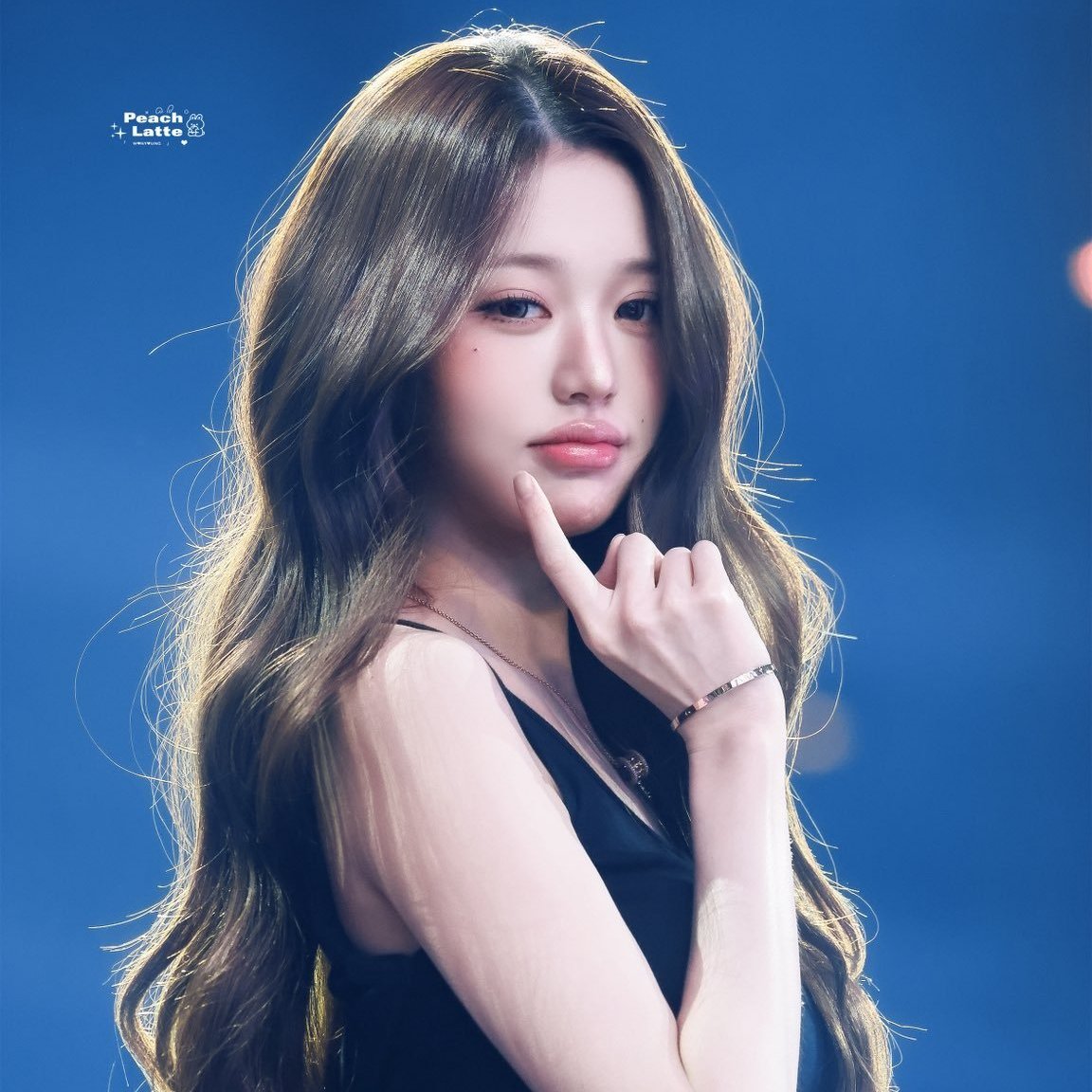 lusiwonii179's tweet photo. this clip of wony going viral when a female fan used the male way of saying "unnie is so pretty," and Wonyoung gently corrected her to the female version. When the fan repeated it correctly, #Wonyoung immediately responded with "That's my girl!" 😭
#원영 #JANGWONYOUNG #IVE https://t.co/1baKuWCWTg