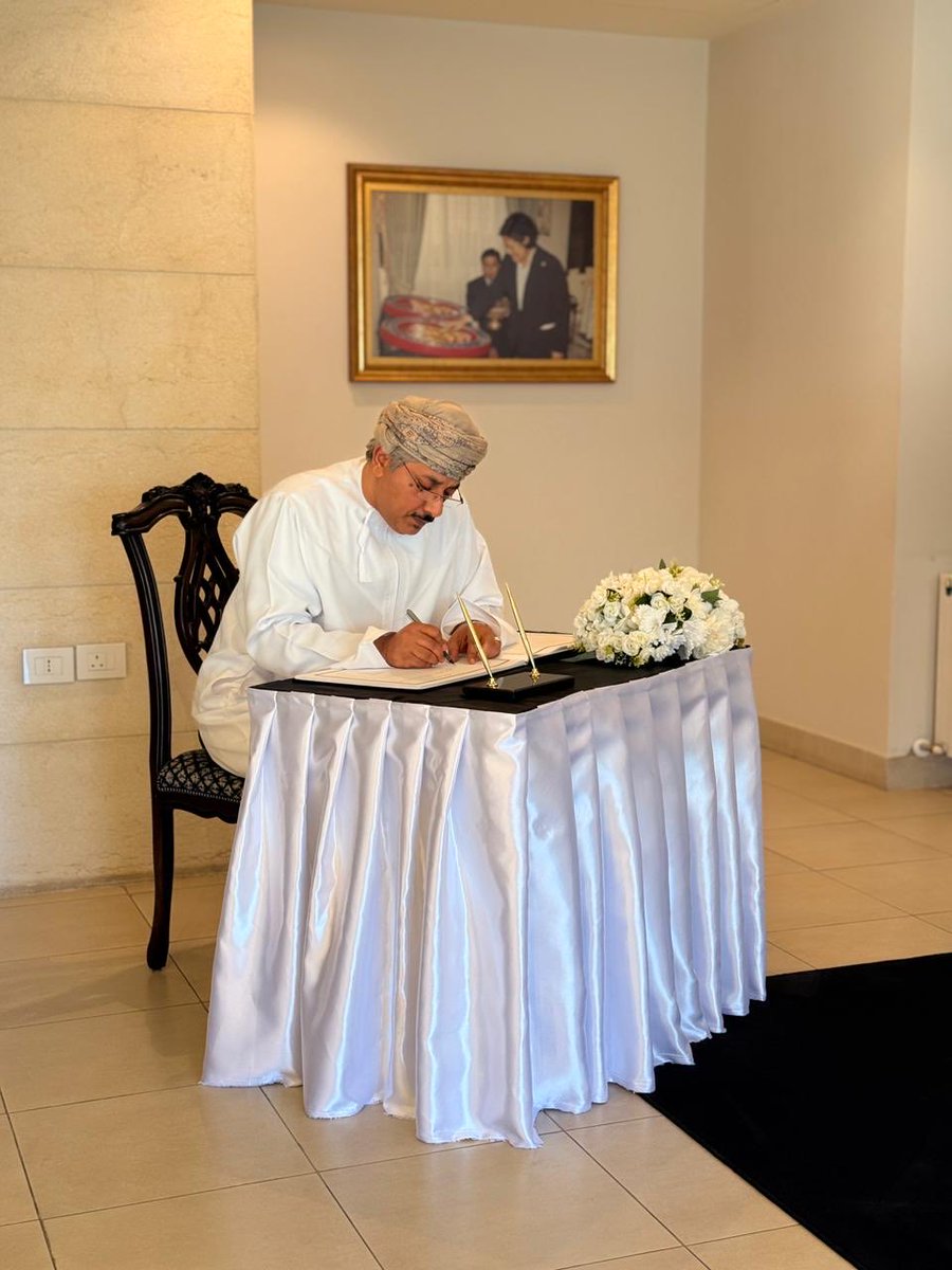 OmanEmbassyJOR's tweet photo. سعادة السفير  الشيخ فهد بن عبدالرحمن العجيلي يقدم واجب العزاء في وفاة صاحبة السمو الملكي الأميرة باجركيتيابها ناريندير اديبيافاني إبنة ملك تايلند، وذلك بمقر سفارة مملكة تايلند لدى الأردن. https://t.co/fUKMvqpTvD
