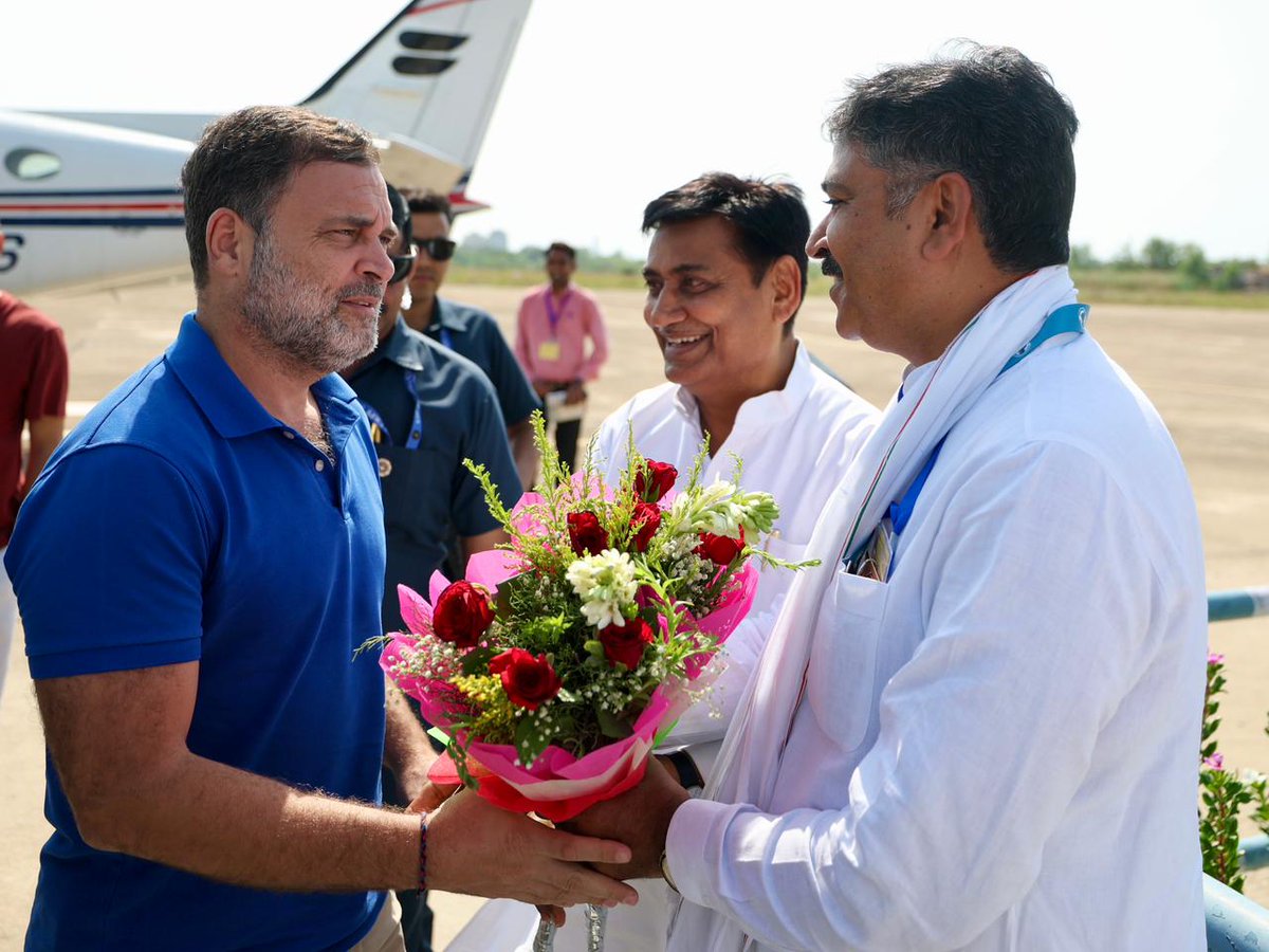INCIndia's tweet photo. नेता विपक्ष श्री @RahulGandhi का कोटा एयरपोर्ट पर कांग्रेस के वरिष्ठ नेताओं ने आत्मीय स्वागत किया।

राहुल गांधी जी यहां 'कोटा महारैली' में शामिल होकर छात्रों और युवाओं के साथ संवाद करेंगे।

📍 राजस्थान

#ChhatronKiGoonj https://t.co/Mapx0qJrrI