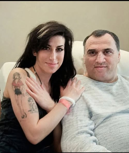 KateriSeraphina's tweet photo. En 2009, Amy Winehouse paya secrètement une opération destinée à sauver la vie d’un homme qui vendait des noix de coco dans les rues de Sainte-Lucie. Elle n’en parla jamais publiquement. Elle ne chercha ni publicité, ni photographies, ni reconnaissance.
Lors d’un séjour sur cette île des Caraïbes, elle fit la connaissance de Julian Jean-Baptiste, un vendeur ambulant qui survivait avec très peu d’argent chaque jour. Amy le voyait souvent près de la plage, discutait avec lui et prenait le temps de l’écouter, comme elle le faisait avec beaucoup d’habitants locaux durant cette période loin de Londres.
Plus tard, elle apprit que Julian était gravement malade.
Il souffrait d’une hernie sévère et avait besoin d’une opération urgente qu’il était incapable de payer. Sans traitement, son état risquait de s’aggraver rapidement.
Amy décida alors d’intervenir sans rien dire à personne.
Elle paya discrètement environ 4 000 livres sterling afin de couvrir les frais médicaux et envoya un garde du corps à l’hôpital avec l’argent nécessaire pour l’intervention.
Des années plus tard, Julian déclara qu’il n’avait jamais oublié ce geste.
Il affirma qu’Amy Winehouse lui avait sauvé la vie et que, sans son aide, il n’aurait probablement pas survécu.
Après l’opération, ils continuèrent à se voir régulièrement sur l’île. Julian essaya plusieurs fois de trouver une manière de la remercier, mais elle minimisait toujours ce qu’elle avait fait.
« Tu n’as pas besoin de me remercier », lui aurait-elle dit un jour.
Durant ces années-là, Amy Winehouse faisait constamment la une des journaux à cause de ses addictions, de ses crises personnelles et de l’attention étouffante des paparazzis. Une grande partie du public ne voyait que cette facette de sa vie.
Mais ceux qui la rencontrèrent loin des projecteurs décrivaient souvent une personne très différente : généreuse, impulsive, profondément émotive et capable d’aider quelqu’un sans rien attendre en retour.
À Sainte-Lucie, Amy semblait retrouver des moments de paix qu’elle n’arrivait plus à atteindre à Londres. Elle passait du temps avec les habitants, chantait dans des bars et marchait dans les rues sans protection particulière, cherchant une forme de normalité que la célébrité lui avait depuis longtemps arrachée.
Elle mourut en juillet 2011, à seulement 27 ans.
Depuis, son nom reste avant tout associé à sa musique et à cette voix unique avec laquelle elle transforma la soul contemporaine. Mais pour certaines personnes, le souvenir le plus fort n’est ni celui d’un concert ni celui d’un album.
C’est celui d’un acte silencieux, loin des caméras, accompli pour aider quelqu’un que le monde n’aurait probablement jamais remarqué.