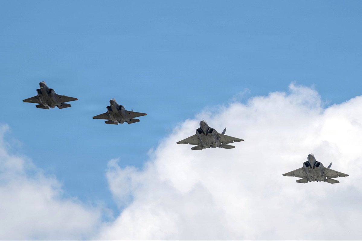Kaksi Ilmavoimien F-35A Lightning II -monitoimihävittäjää ja kaksi Yhdysvaltain ilmavoimien Virginian ilmakansalliskaartin F-22 Raptor -monitoimihävittäjää Fort Smithissä Arkansasissa 16. kesäkuuta 2026. Kuva: 188th Wing, Tech. Sgt. Patricia Teare