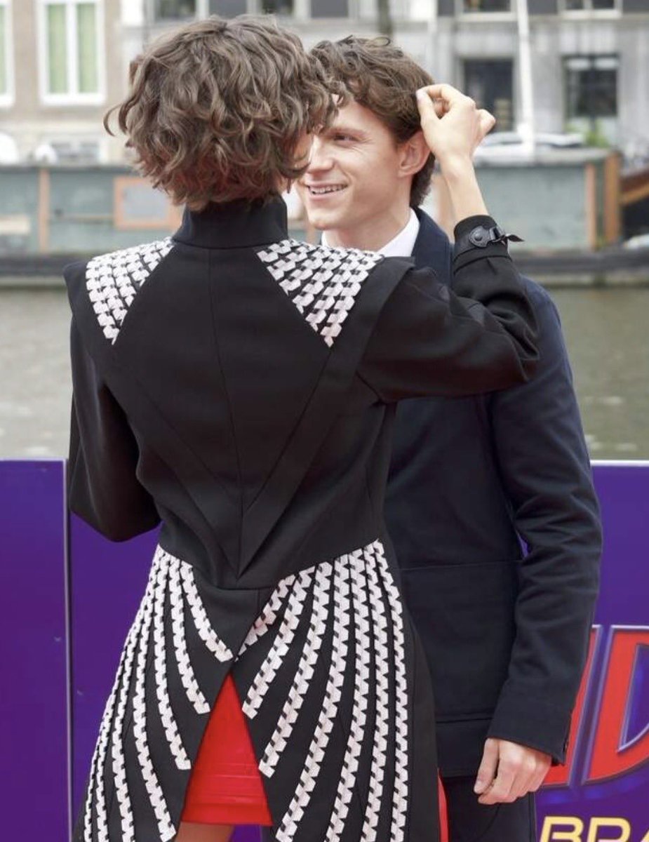 hllandayalali's tweet photo. z fixing tom’s hair i can’t 😭😭😭 https://t.co/fWvC6twcaW