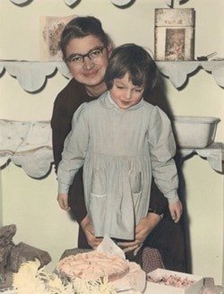 RG4954's tweet photo. دیروز، بیست‌وششم خردادماه، توران میرهادی، مادر ادبیات کودک و نوجوان ایران، ۹۹ ساله شد. زن بزرگی که تبدیل رنج به آفرینش و کار را کانون فلسفه‌ی زندگی‌اش قرار داده بود و باور داشت که غم هم مانند عشق می‌تواند سرچشمه‌ی خلق و خدمت باشد.
او در زندگی شخصی سهمگین‌ترین مصائب را چشید: برادر جوانش فرهاد را در تصادف از دست داد، همسرش جعفر وکیلی پس از کودتای ۲۸ مرداد اعدام شد، و پسر کوچکش کاوه را سیل از او گرفت؛ اما هیچ‌ یک از این طوفان‌ها نتوانست در تعهد او به فلسفه‌ی متعالی زندگی‌اش خللی وارد کند، یعنی تبدیل رنج و اندوه به کار، و در این مسیر هرگز تن به صندلی‌های مدیریتی نداد، چراکه نیک می‌دانست پست‌ اجرایی فکر را به مسلخ می‌برد.

راهت پررهرو باد مادر ادبیات کودک ایران.