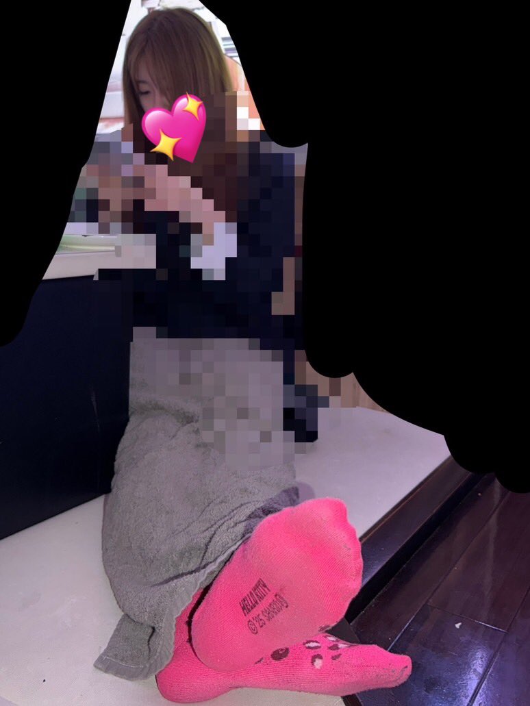 hatimi2kun's tweet photo. 🆕更新済！
運動終わりのかなり着崩したセクシー美脚に白靴下足裏＋制服ルーズソックスとキャラソックス撮影回
メインは白運動靴と靴下モデルさんでおまけ部分として2人分の撮影を少しいれてます
とにかく生足美脚が輝く内容になってます！ https://t.co/8c97LEgqg3