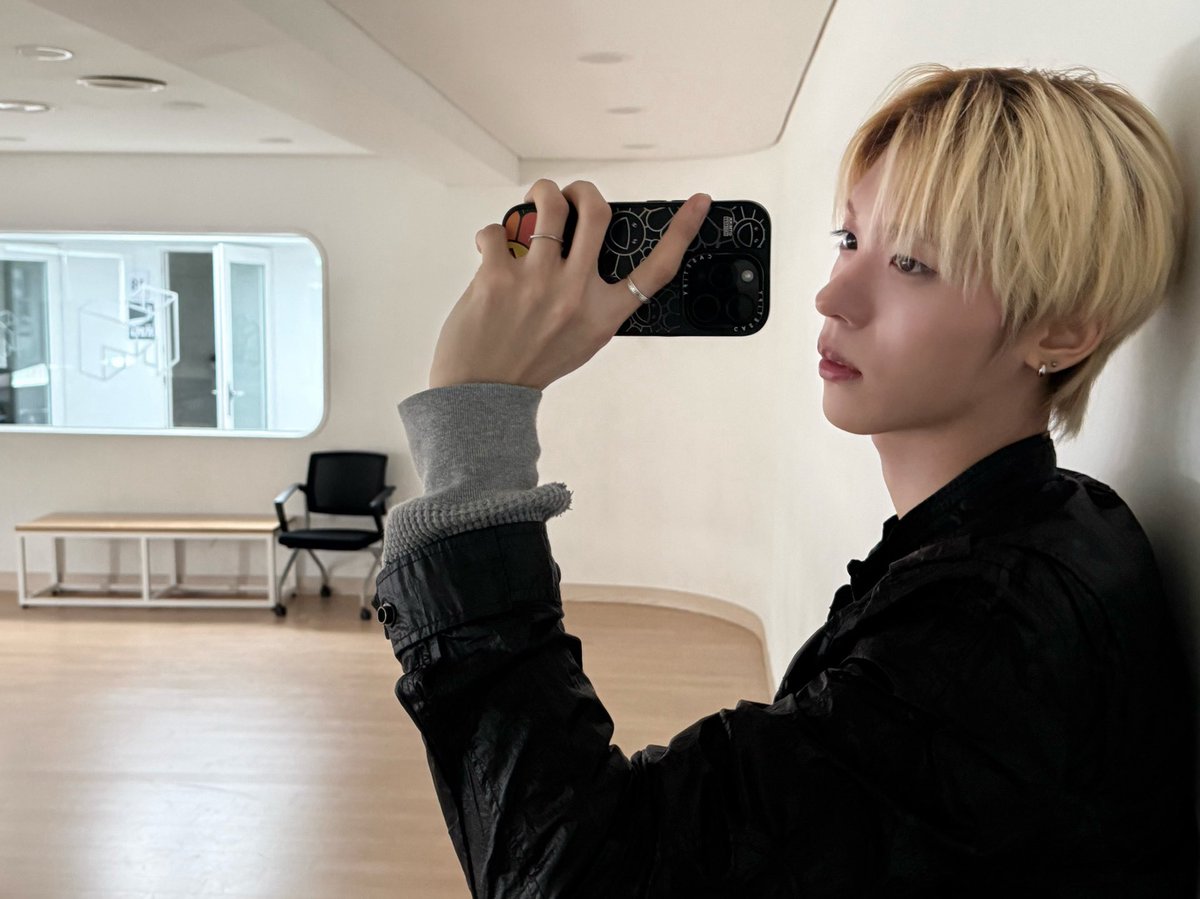 chaekitS2's tweet photo. 코스모룸 사진 짤려서 태인이가 다시 보내줌 ㅎㅎ https://t.co/SkqsMq3D0U