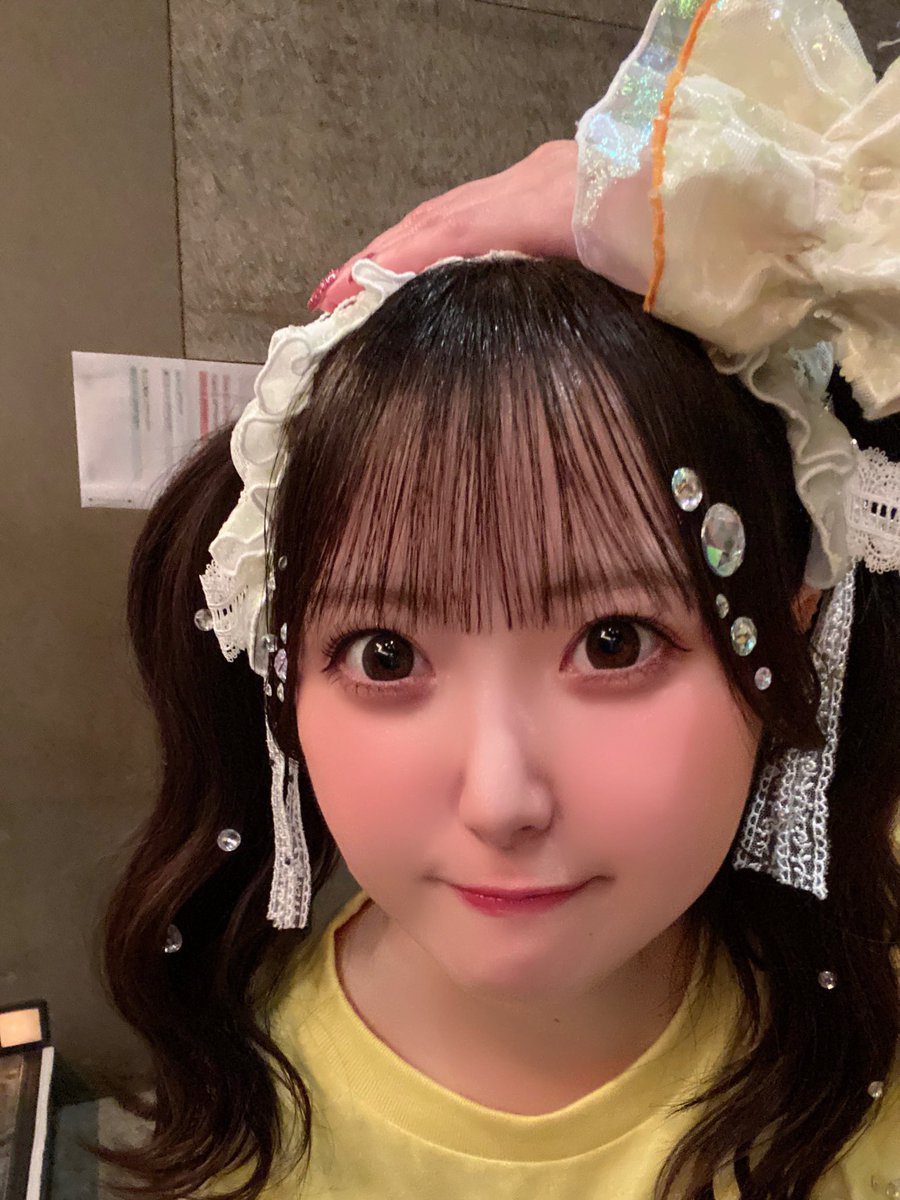 yoook319's tweet photo. 素敵なライブを見せてくれてありがとうとっても偉いです！とて偉さんなのでよしよししたいけどオタクはアイドルの頭に触れられないので セルフよしよしにゃんこ〜 https://t.co/yYrNH6TlXF