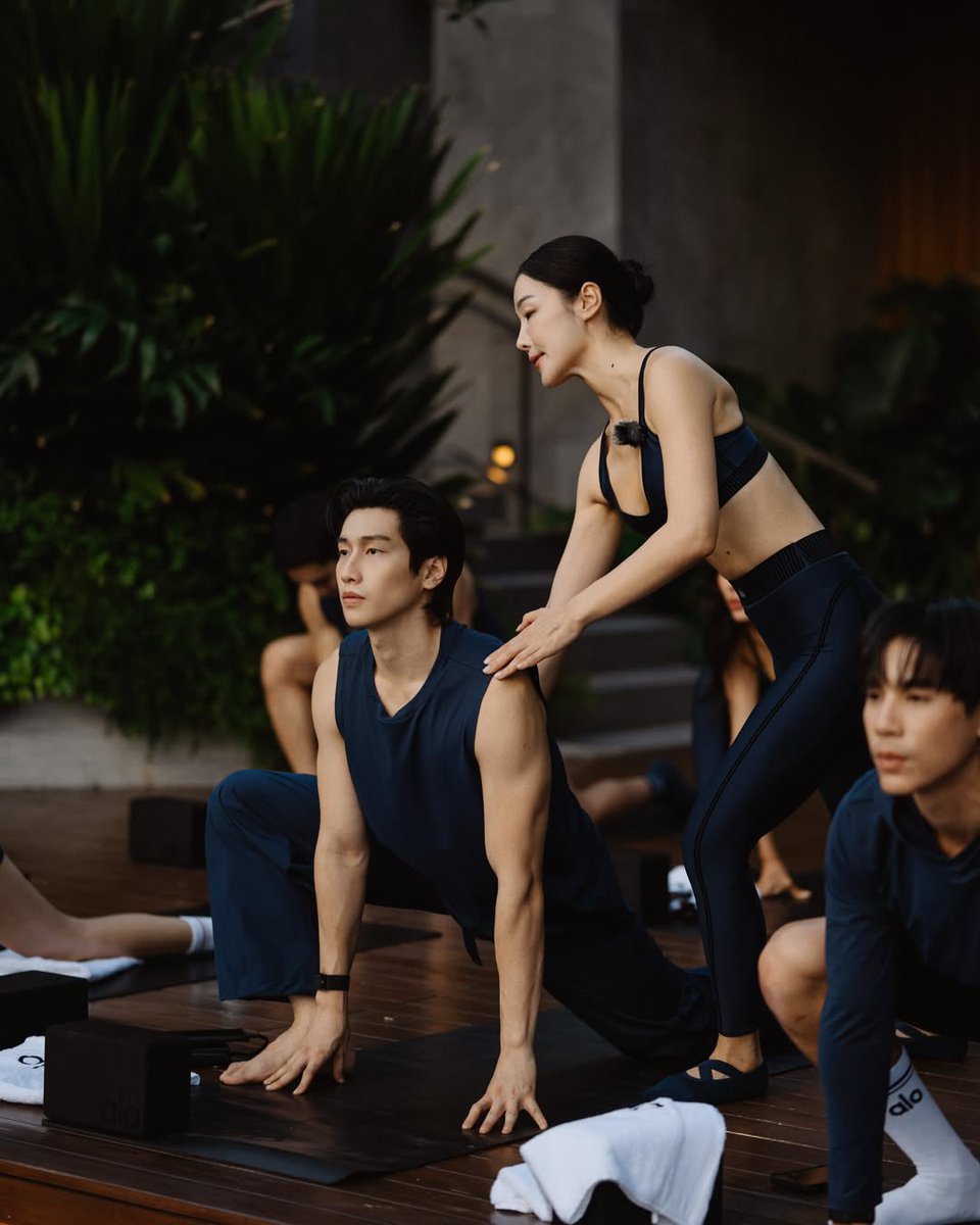 PW19911990's tweet photo. ไบเบิ้ล posture สวยง่าาา ✨
เหมือนเกิดมาเพื่อเล่นโยคะ 

#BibleWichapas 
#alo #alothailand #AloxBible https://t.co/ZxYALdJVNV