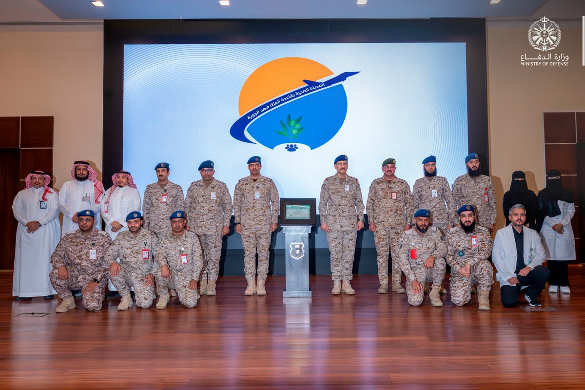 modgovksa's tweet photo. وشهد سموه افتتاح ووضع حجر الأساس لعدد من المشاريع بالقاعدة تعزيزًا لجاهزيتها القتالية، وكرّم القاعدة لنيلها اعتماد برنامج المدينة الصحية كأول مجتمع عسكري يحقق هذا الإنجاز، وفريق الجودة والتميز المؤسسي لحصول القاعدة على شهادة «الآيزو 9001» لنظام إدارة الجودة.

#وزارة_الدفاع https://t.co/a8ML7qDNQT