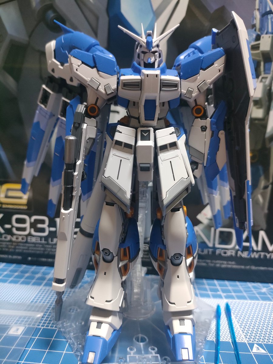 terakurusu's tweet photo. 時間が出来た時に少しずつ組んで、漸く形にはなったRG Hi-νガンダム。
シールはまだ時間見つけて徐々に付けていきたい。 https://t.co/KgGfCHQkAU