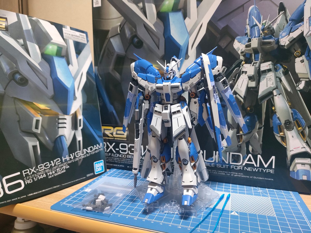 terakurusu's tweet photo. 時間が出来た時に少しずつ組んで、漸く形にはなったRG Hi-νガンダム。
シールはまだ時間見つけて徐々に付けていきたい。 https://t.co/KgGfCHQkAU