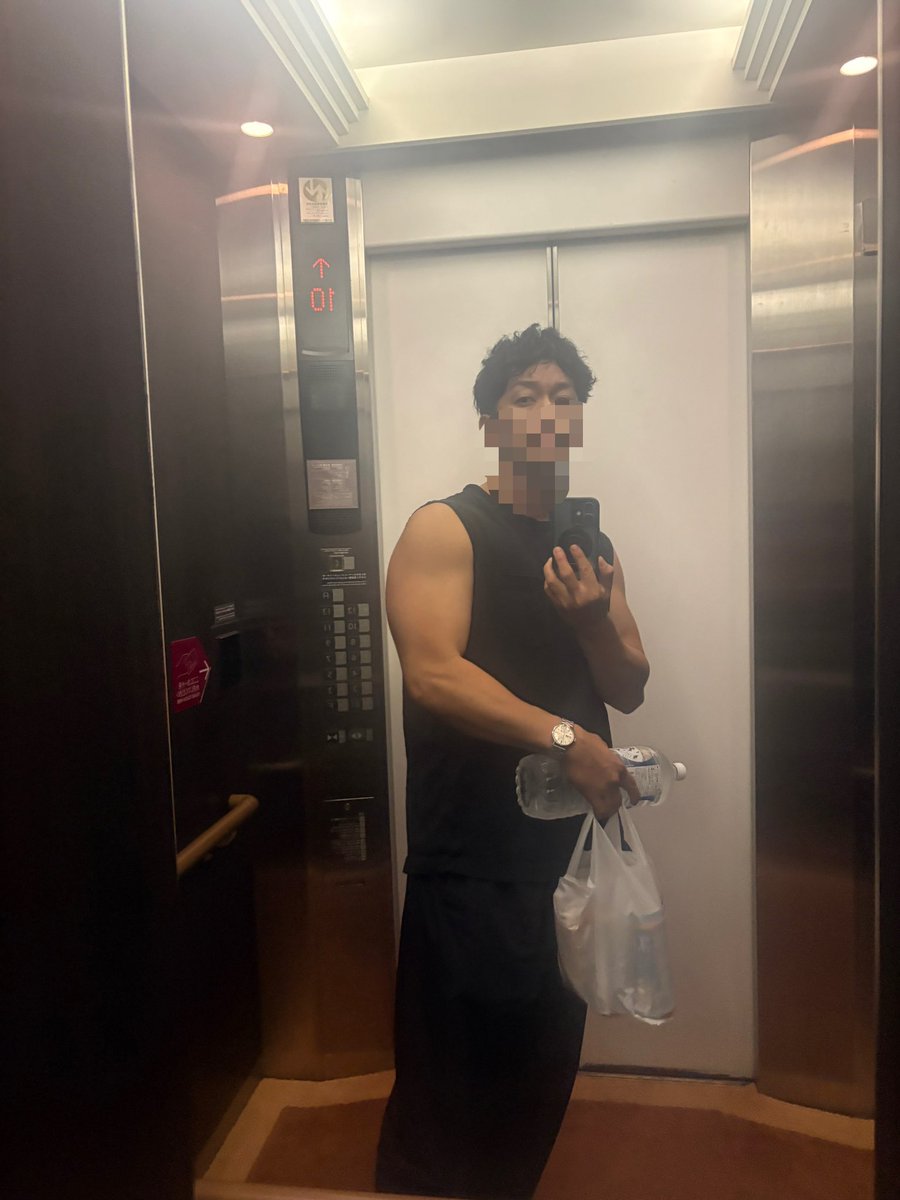 PKUNPMAN's tweet photo. 出張してちゃんと筋トレしたのにコンビニで酒買うのバカすぎて神 https://t.co/H21iON91c7