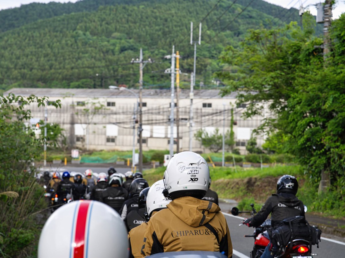 Chiparu125's tweet photo. 第２回 IXON×ちぱるジャケットミーティングの模様などをオートバイ雑誌「単車倶楽部 ガールズバイカー ８月号」に載せてみましたので、北は北海道！南は九州からと！全国からお集まりの気合の入った皆さまと、ゆるゆるな集まりで楽しかったです✨😊😊😊この模様は！今ではすっかり見かけなくなって…→ https://t.co/9nyYfr2czc